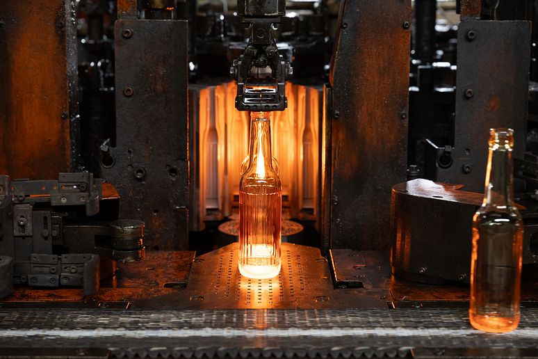 The “Limoncella” beer bottle is an example of a glass bottle with integrated UV protection produced by Vetropack Straža.