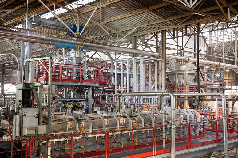 Vetropack Straža d.d. in Hum na Sutli, Croatia, has the widest colour portfolio within the Vetropack Group. Feeder colouring (red circle) is a real driver of innovation.