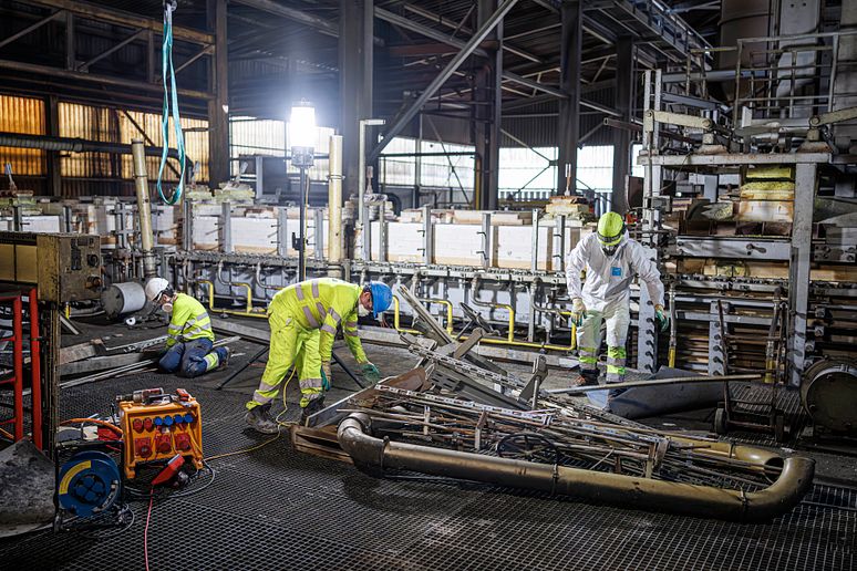 Dismantling metal structures in the feeder area in preparation for the next stages of decommissioning.