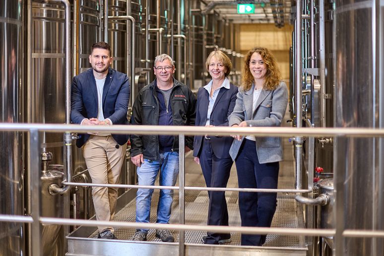 Trust, experience, and technical expertise form the basis of the century-long collaboration between the two Swiss companies.
(From left to right: Samuel Bühler, Procurement Specialist, Schenk SA, Patrick Ruffieux, Operations Manager, Schenk SA, Christine Arnet, Sales Director, Vetropack AG, Miryam Voide, Brand Manager, Schenk SA, p.a Henri Badoux)