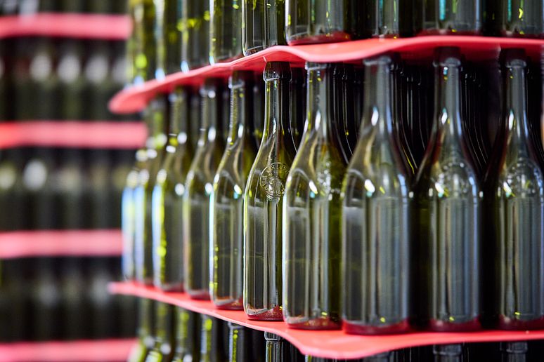 Schenk has teamed up with Vetropack to reduce the weight of the 0.7-litre bottle to 430 grams. This saves Schenk a total of 600 tonnes of glass per year.
