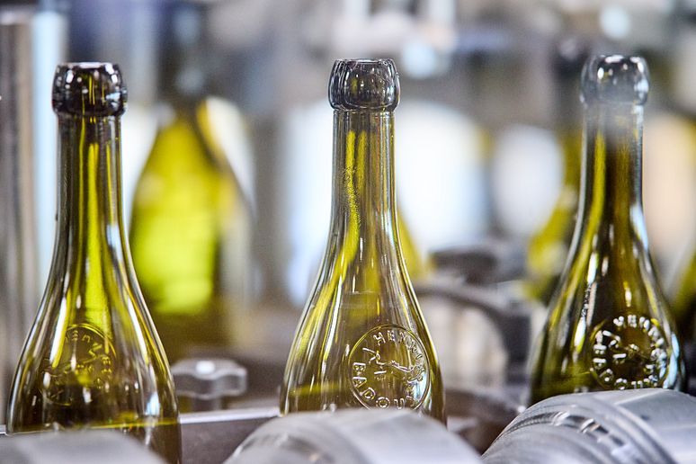 The special neck of the bottle is as much part of the DNA of the ‘Aigle les Murailles’ brand as the engraving.