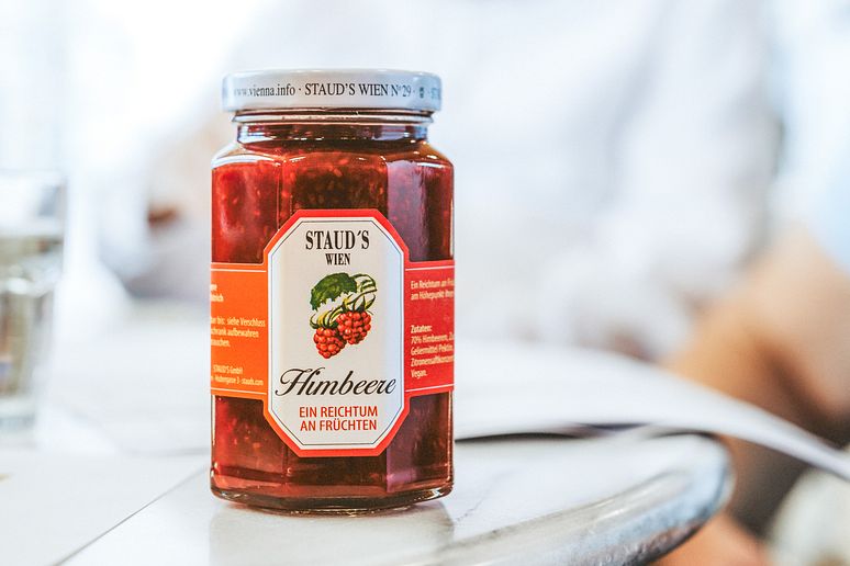 With distinctive bottles and jars that break away from the classic round shape, Distincta ensures a stronger presence at the point of sale and enhances your brand’s recognisability.